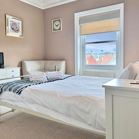 Apartment Victoria With Free Parking Скарбъро Екстериор снимка