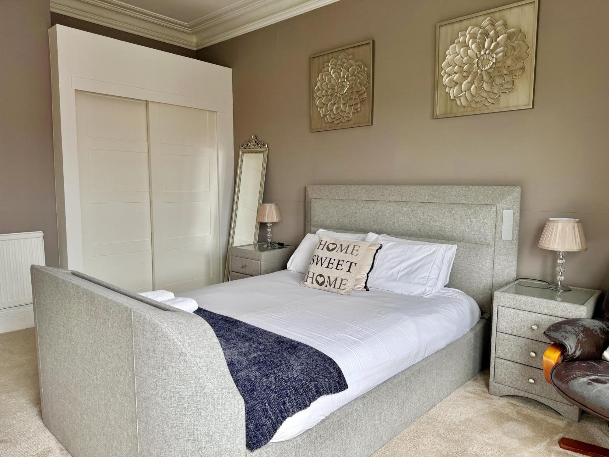 Apartment Victoria With Free Parking Скарбъро Екстериор снимка
