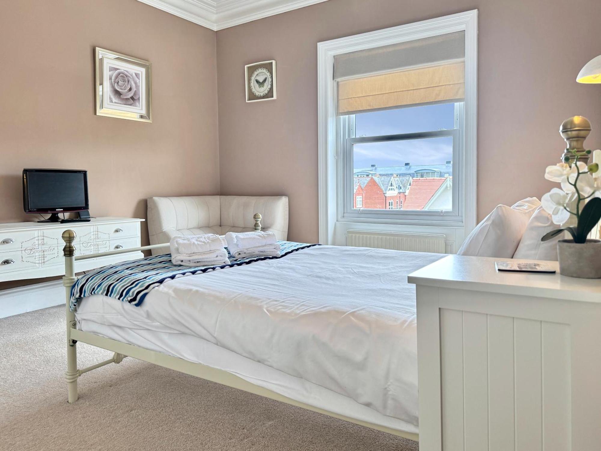 Apartment Victoria With Free Parking Скарбъро Екстериор снимка