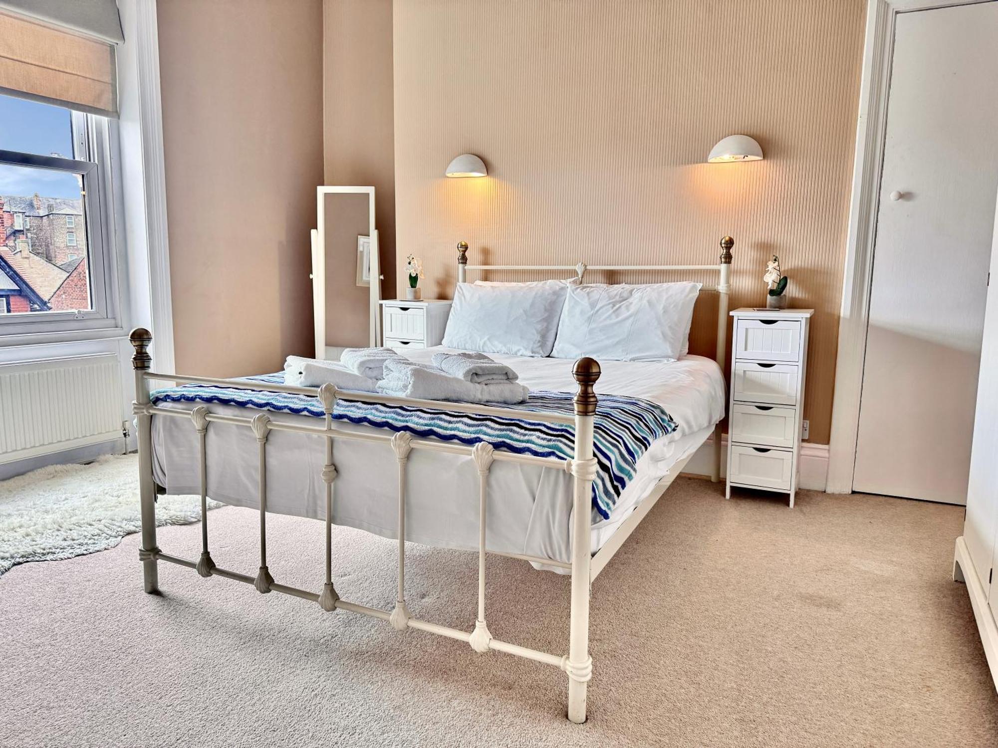 Apartment Victoria With Free Parking Скарбъро Екстериор снимка
