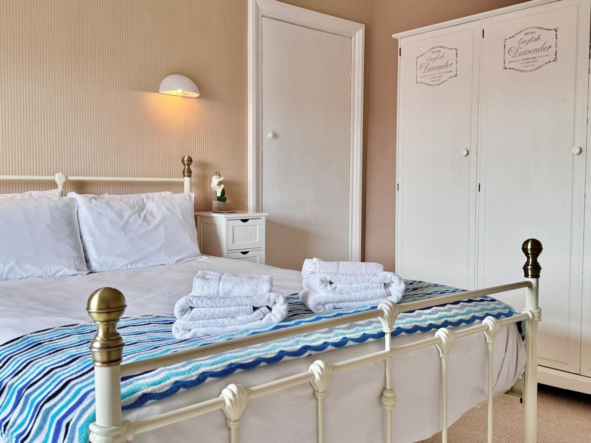 Apartment Victoria With Free Parking Скарбъро Екстериор снимка