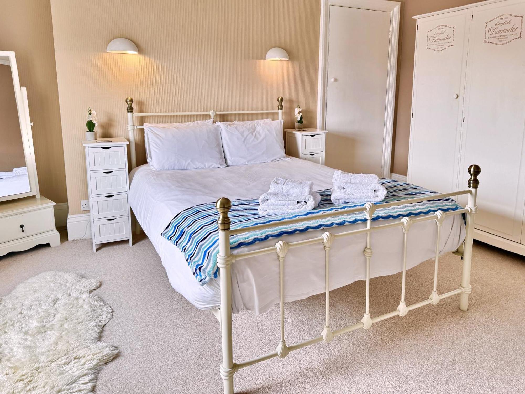 Apartment Victoria With Free Parking Скарбъро Екстериор снимка